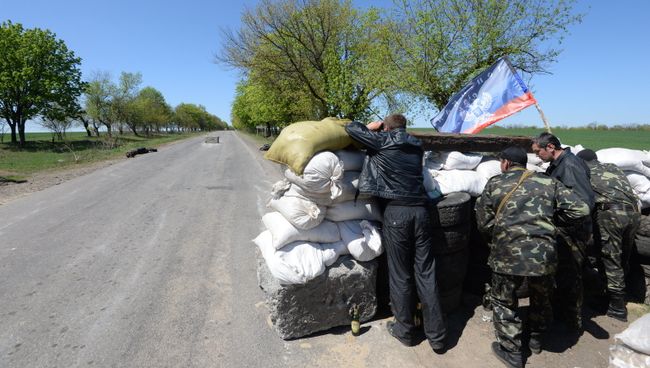 Сторонники федерализации дежурят на блокпосту в окрестностях Славянска Сторонники федерализации дежурят на блокпосту в окрестностях Славянска