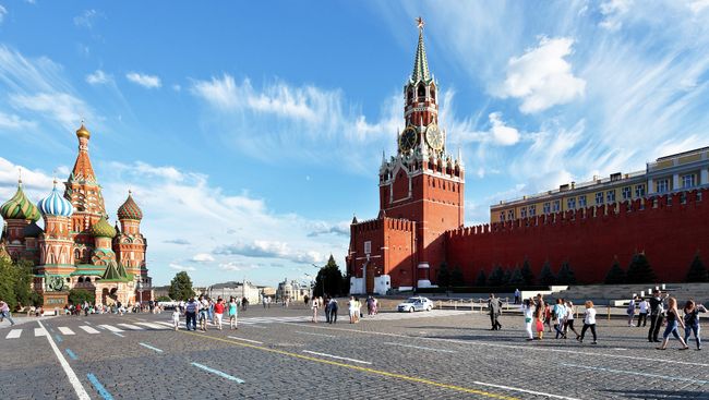 Люди гуляют по Красной площади в Москве. Архивное фото. Люди гуляют по Красной площади в Москве. Архивное фото.