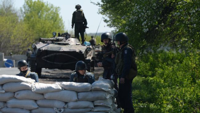 Блокпост украинской армии в окрестностях Славянска. Архивное фото Блокпост украинской армии в окрестностях Славянска. Архивное фото