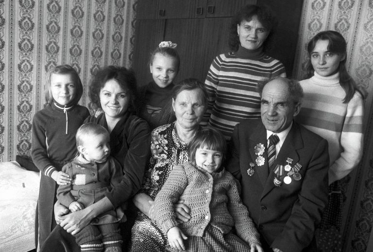 Яков Новиченко в кругу семьи, 1985 год Яков Новиченко в кругу семьи, 1985 год