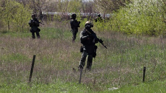 Солдаты украинской армии возле аэропорта в Краматорске Солдаты украинской армии возле аэропорта в Краматорске