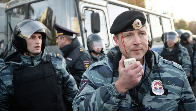 Сотрудники полиции пресекают массовые беспорядки возле торгового центра Бирюза. Архивное фото Сотрудники полиции пресекают массовые беспорядки возле торгового центра Бирюза. Архивное фото