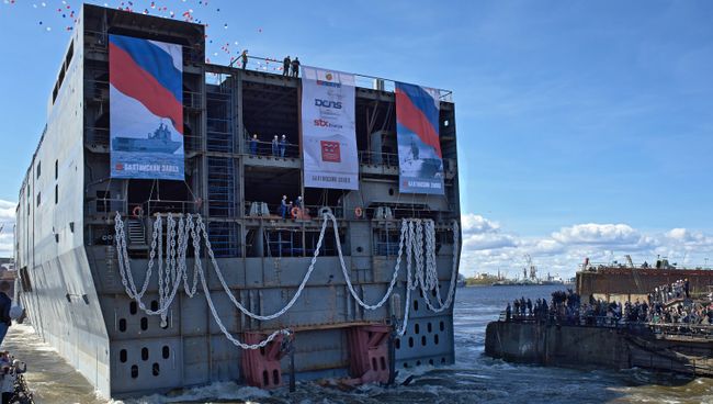 Церемония спуска на воду кормовой части десантно-вертолетного корабля-дока (ДВКД) класса Мистраль, который получит имя Севастополь. Архивное фото Церемония спуска на воду кормовой части десантно-вертолетного корабля-дока (ДВКД) класса Мистраль, который получит имя Севастополь. Архивное фото