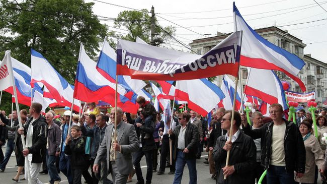 Участники первомайской демонстрации в Симферополе. Архивное фото Участники первомайской демонстрации в Симферополе. Архивное фото