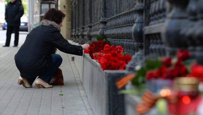 Возложение цветов к посольству Украины в Москве в память о погибших в Одессе. Архивное фото Возложение цветов к посольству Украины в Москве в память о погибших в Одессе. Архивное фото