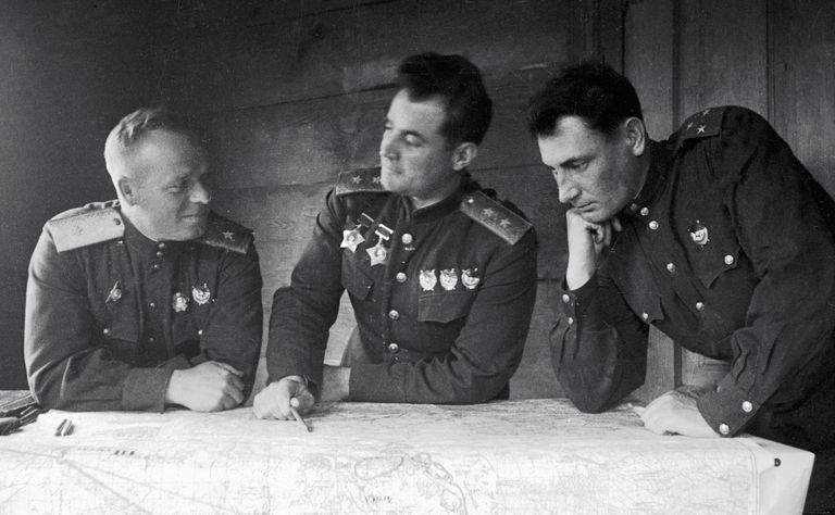 Генерал-лейтенант Иван Черняховский (в центре) с офицерами в штабе 60-ой армии. Генерал-лейтенант Иван Черняховский (в центре) с офицерами в штабе 60-ой армии.