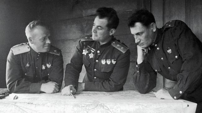 Генерал-лейтенант Иван Черняховский (в центре) с офицерами в штабе 60-ой армии. Архивное фото
