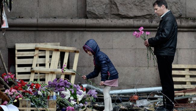 Цветы в память о погибших в результате пожара в Доме профсоюзов в Одессе