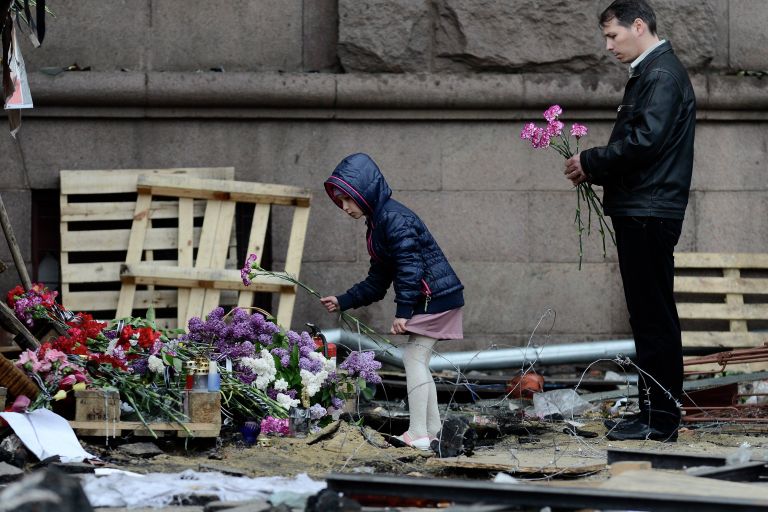 Цветы в память о погибших в результате пожара в Доме профсоюзов в Одессе Цветы в память о погибших в результате пожара в Доме профсоюзов в Одессе