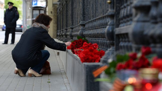Возложение цветов к посольству Украины в Москве Возложение цветов к посольству Украины в Москве