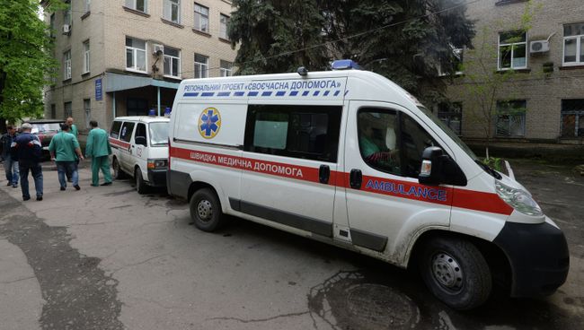 Машина скорой помощи возле больницы в Славянске, архивное фото