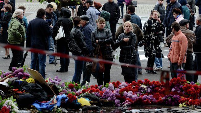 Жители Одессы несут цветы в память о погибших во время пожара в Доме профсоюзов. Архивное фото Жители Одессы несут цветы в память о погибших во время пожара в Доме профсоюзов. Архивное фото