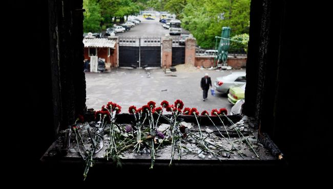 Жители Одессы несут цветы в память о погибших во время пожара в Доме профсоюзов Жители Одессы несут цветы в память о погибших во время пожара в Доме профсоюзов