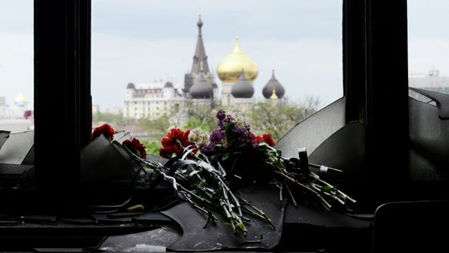 Цветы в память о погибших во время пожара в Доме профсоюзов. Архивное фото