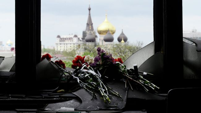 Цветы в память о погибших во время пожара в Доме профсоюзов. Архивное фото