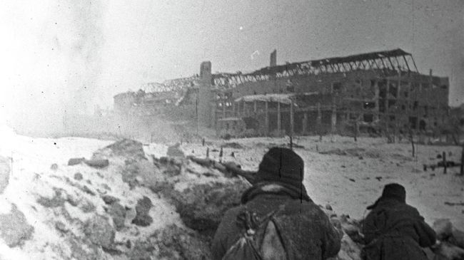 Бой на территории тракторного завода в Сталинграде, 1943 год, архивное фото Бой на территории тракторного завода в Сталинграде, 1943 год, архивное фото
