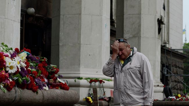 Цветы в память о погибших в результате пожара в Доме профсоюзов в Одессе. Архивное фото Цветы в память о погибших в результате пожара в Доме профсоюзов в Одессе. Архивное фото