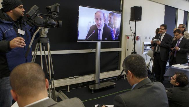 Репортеры слушают выступление президента Национальной коалиции сирийских революционных и оппозиционных сил (НКОРС) Ахмада Джабры. Архивное фото Репортеры слушают выступление президента Национальной коалиции сирийских революционных и оппозиционных сил (НКОРС) Ахмада Джабры. Архивное фото