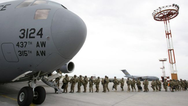 Американские военнослужащие у транспортного самолета. Архивное фото Американские военнослужащие у транспортного самолета. Архивное фото