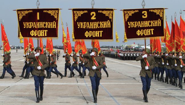 Совместная тренировка парадных расчетов России, Украины и Беларуси в Киеве. Архивное фото Совместная тренировка парадных расчетов России, Украины и Беларуси в Киеве. Архивное фото