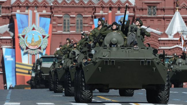 Колонна бронетранспортеров БТР-82А на военном параде на Красной площади, посвященном 69-й годовщине Победы. Архивное фото Колонна бронетранспортеров БТР-82А на военном параде на Красной площади, посвященном 69-й годовщине Победы. Архивное фото