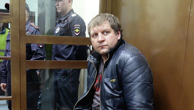Известный боец смешанных единоборств Александр Емельяненко в Симновском суде Москвы. Архивное фото Известный боец смешанных единоборств Александр Емельяненко в Симновском суде Москвы. Архивное фото