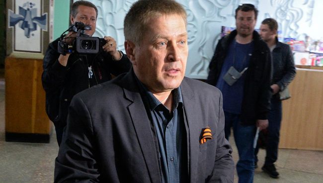 Народный мэр Славянска Вячеслав Пономарев голосует на референдуме