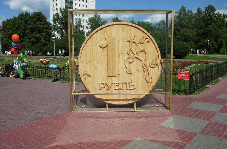 Деревянный рубль на Новособорной площади в Томске Деревянный рубль на Новособорной площади в Томске