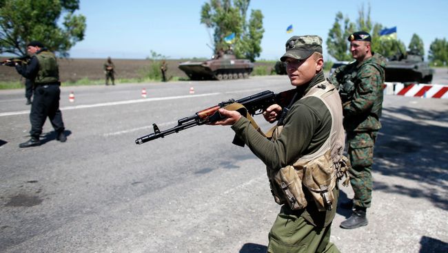 Украинские военные на пропускном пункте под Мариуполем