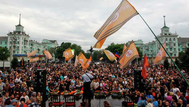 Местные жители на митинге, посвященном объявлению результатов референдума о статусе Луганской республики на площади перед памятником Шевченко в Луганске Местные жители на митинге, посвященном объявлению результатов референдума о статусе Луганской республики на площади перед памятником Шевченко в Луганске