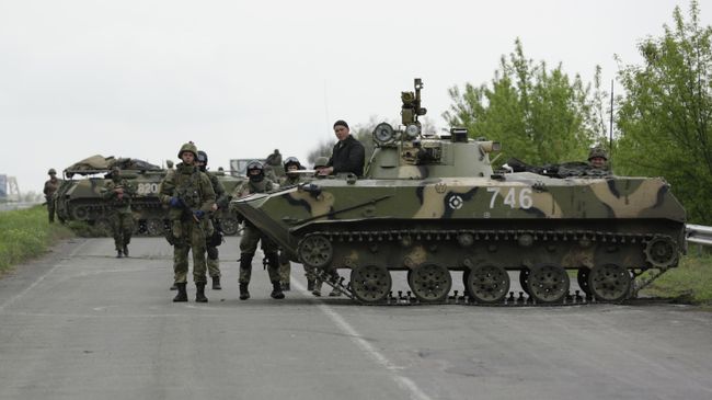 Украинские военные на дороге между Краматорском и Славянском
