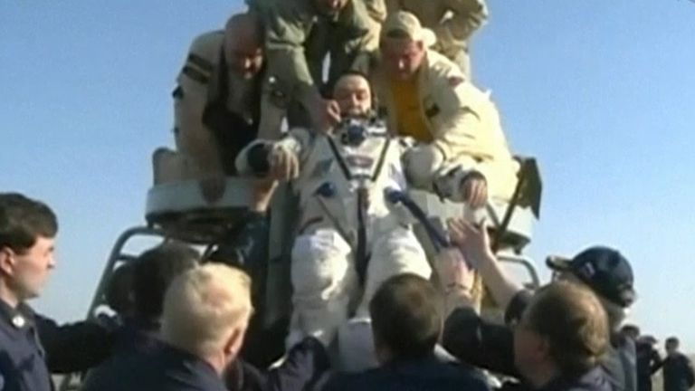 Возвращение спускаемого аппарата Союза с экипажем МКС. Кадры приземления Возвращение спускаемого аппарата Союза с экипажем МКС. Кадры приземления