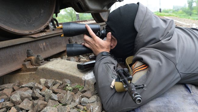 Боец самообороны Славянска на блокпосту. Архивное фото