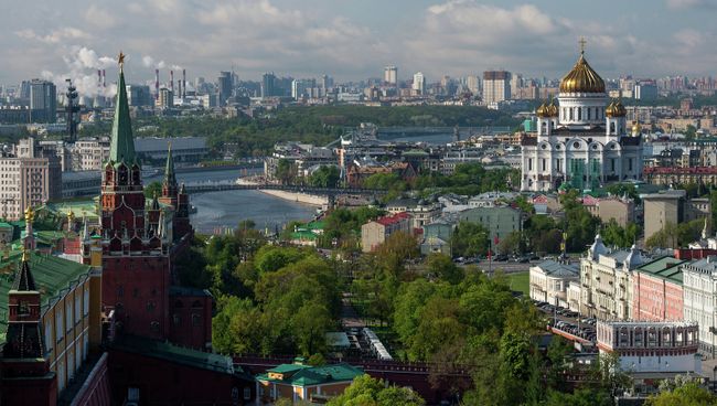 Вид на башни Московского Кремля, Александровский сад и храм Христа Спасителя. Архивное фото Вид на башни Московского Кремля, Александровский сад и храм Христа Спасителя. Архивное фото