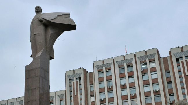 Возле здания Верховного Совета в Тирасполе, Приднестровье. Архивное фото