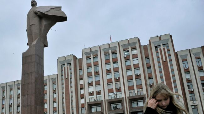 Возле здания Верховного Совета в Тирасполе, Приднестровье. Архивное фото Возле здания Верховного Совета в Тирасполе, Приднестровье. Архивное фото