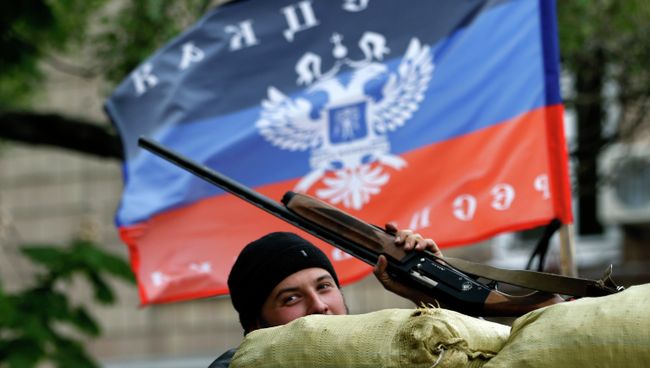 Флаг Донецкой народной республики над баррикадами в Славянске
