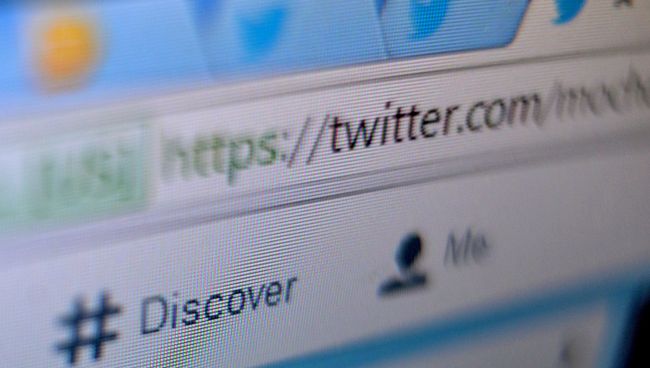 Страница сайта Twitter в окне браузера компьютера. Архивное фото