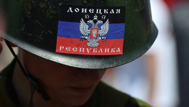 Человек в каске с флагом ДНР в Донецке Человек в каске с флагом ДНР в Донецке