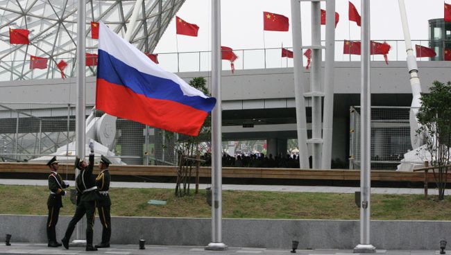 Поднятие российского флага на церемонии открытия Дня России в Шанхае. Архивное фото