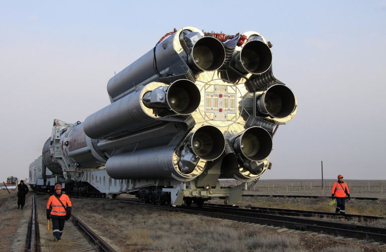 Вывоз ракеты Протон-М со спутником на стартовый комплекс Вывоз ракеты Протон-М со спутником на стартовый комплекс