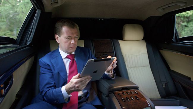 Президент РФ Дмитрий Медведев в салоне автомобиля Президент РФ Дмитрий Медведев в салоне автомобиля