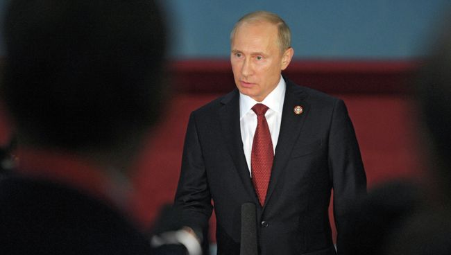 Президент России Владимир Путин во время общения с российской прессой в Шанхае