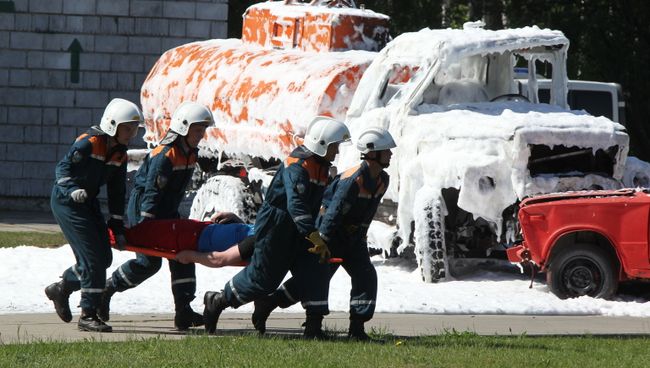 Демонстрационные учения сотрудников МЧС. Архивное фото Демонстрационные учения сотрудников МЧС. Архивное фото