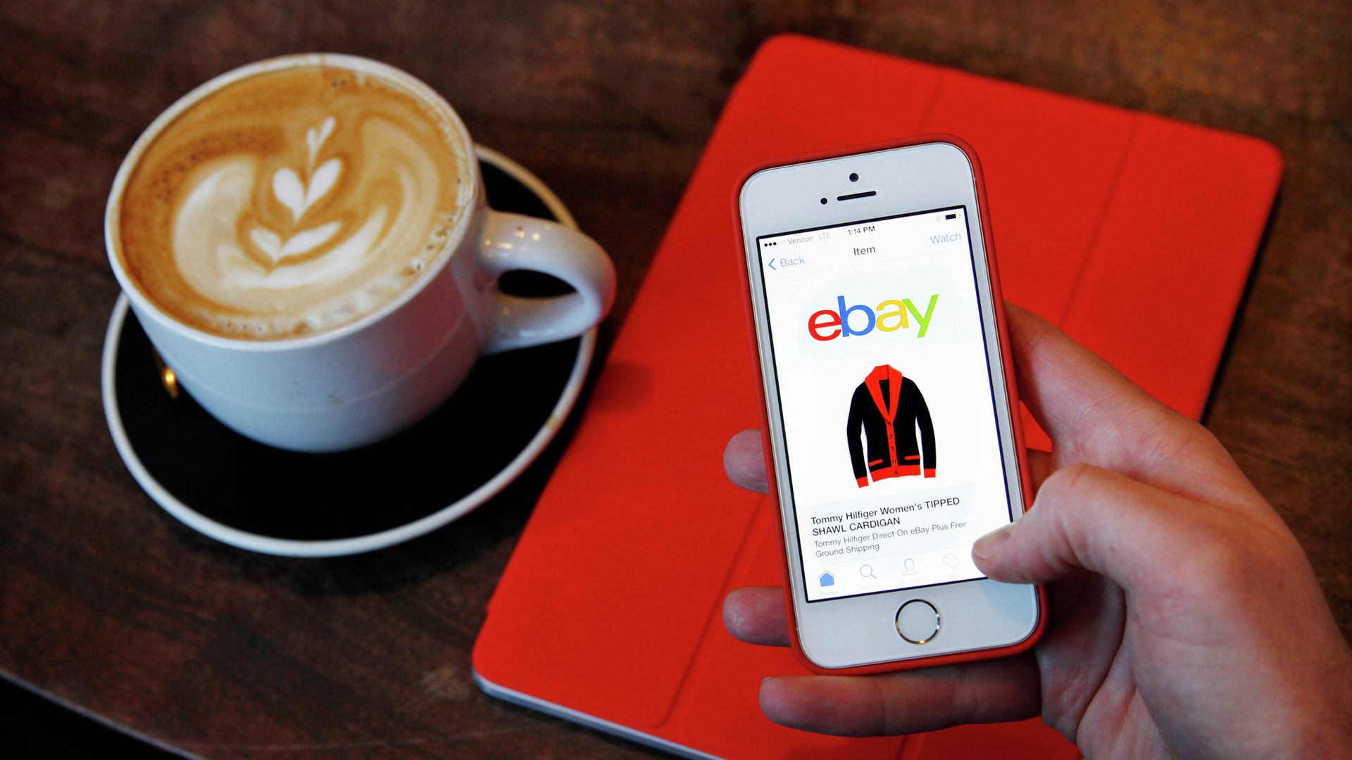 Страница интернет-магазина eBay на экране телефона Страница интернет-магазина eBay на экране телефона - РИА Новости, 1920, 12.03.2022