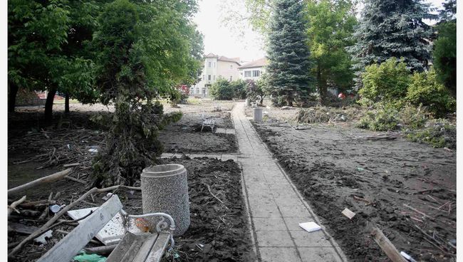 Центральный парк города Маглай в июне 2013 года и после наводнения, 21 мая 2014 года Центральный парк города Маглай в июне 2013 года и после наводнения, 21 мая 2014 года