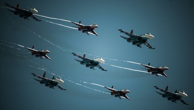 Истребители МиГ-29 пилотажной группы Стрижи и Су-27 пилотажной группы Русские витязи