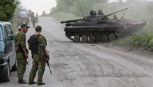 Бойцы народного ополчения на окраине Лисичанска Бойцы народного ополчения на окраине Лисичанска