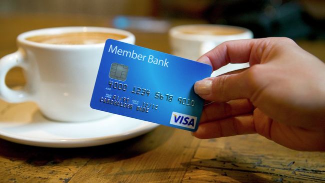 Карточка платежной системы Visa. Архивное фото Карточка платежной системы Visa. Архивное фото