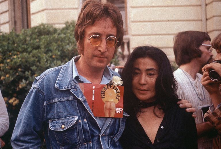 Джон Леннон и его жена Йоко Оно во время Каннского кинофестиваля, 18 мая 1971 год